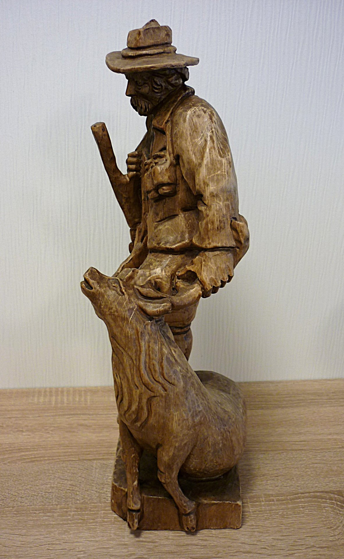 Große Jagd Holzfigur Jäger mit erlegten Hirsch – Bild 4