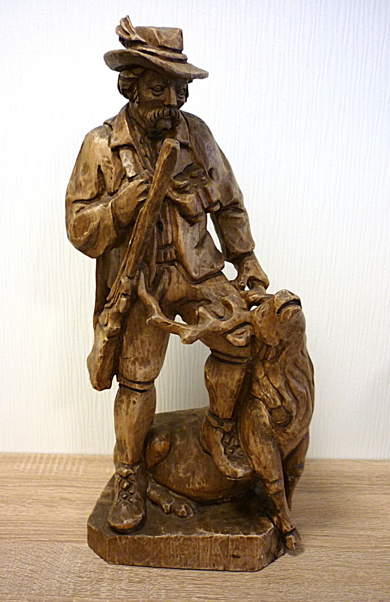 Große Jagd Holzfigur Jäger mit erlegten Hirsch – Bild 1