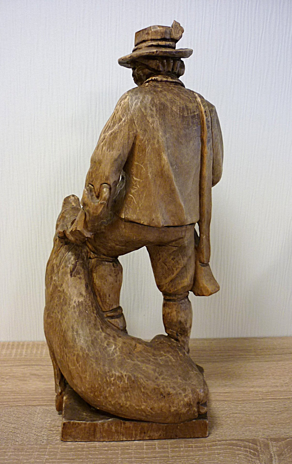 Große Jagd Holzfigur Jäger mit erlegten Hirsch – Bild 3