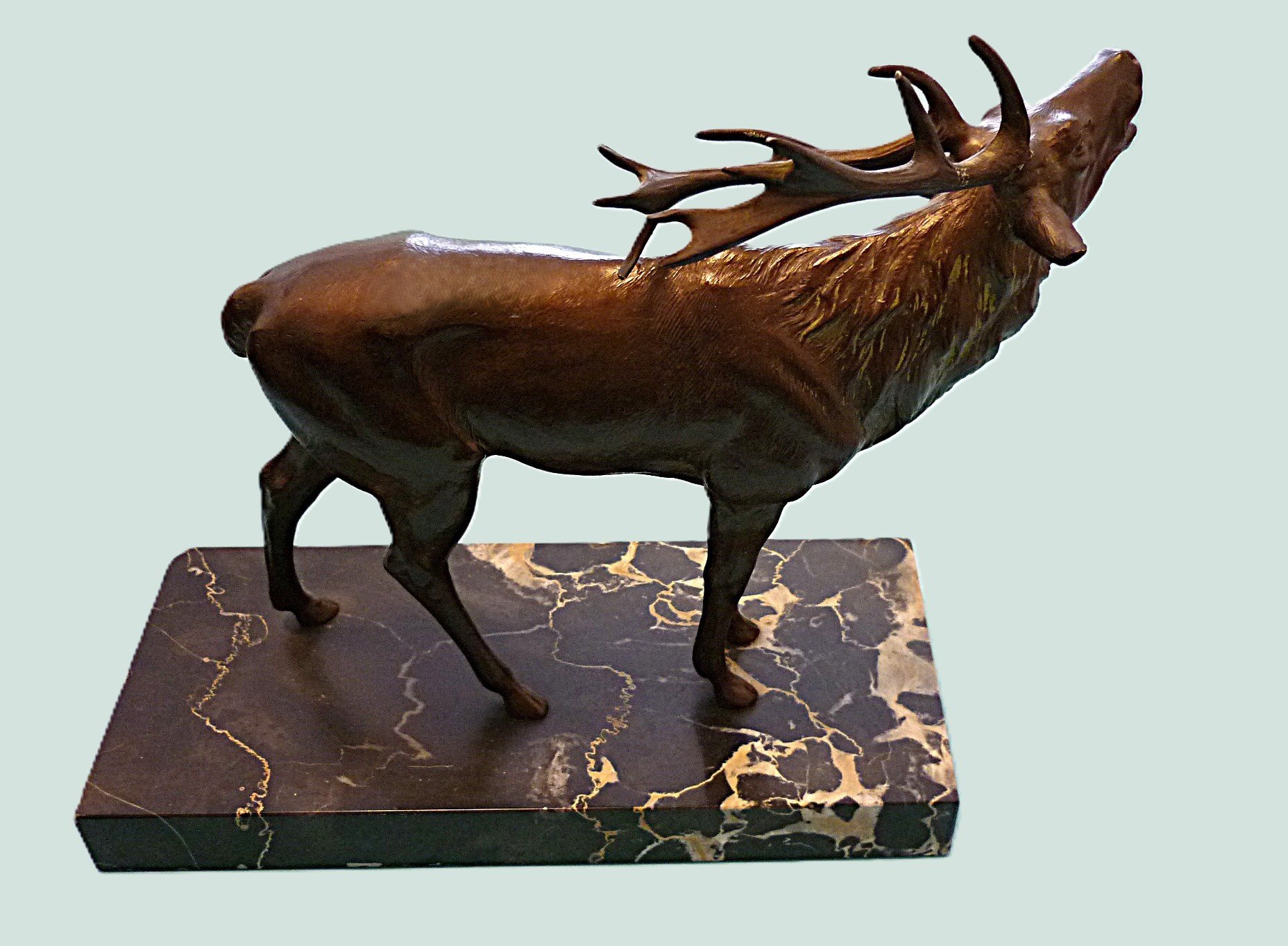 Alte Kunstvolle Hirschfigur auf Marmorsockel – Bild 4