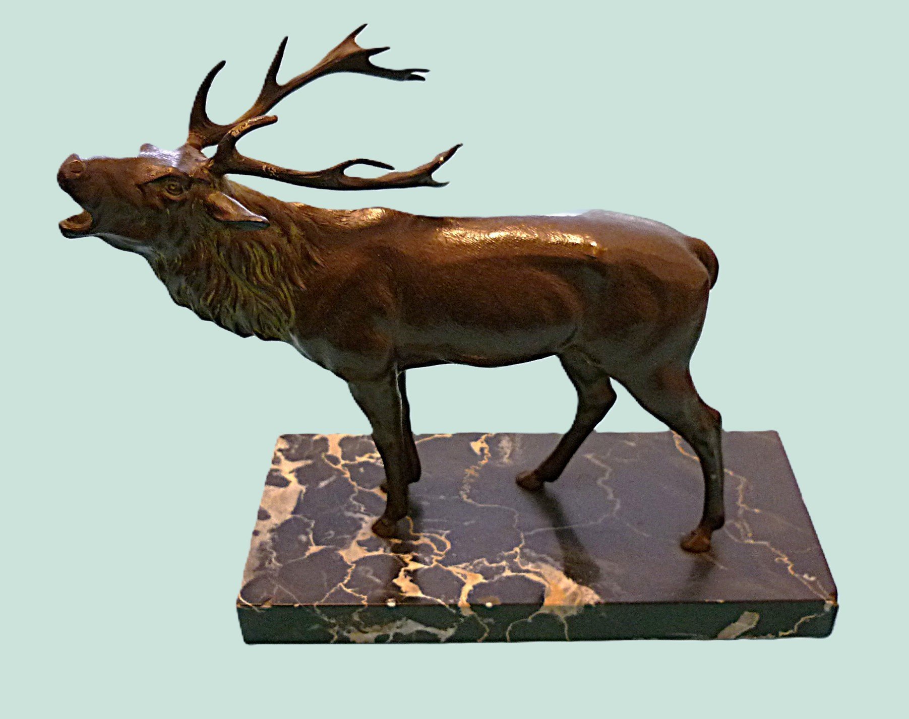 Alte Kunstvolle Hirschfigur auf Marmorsockel – Bild 1