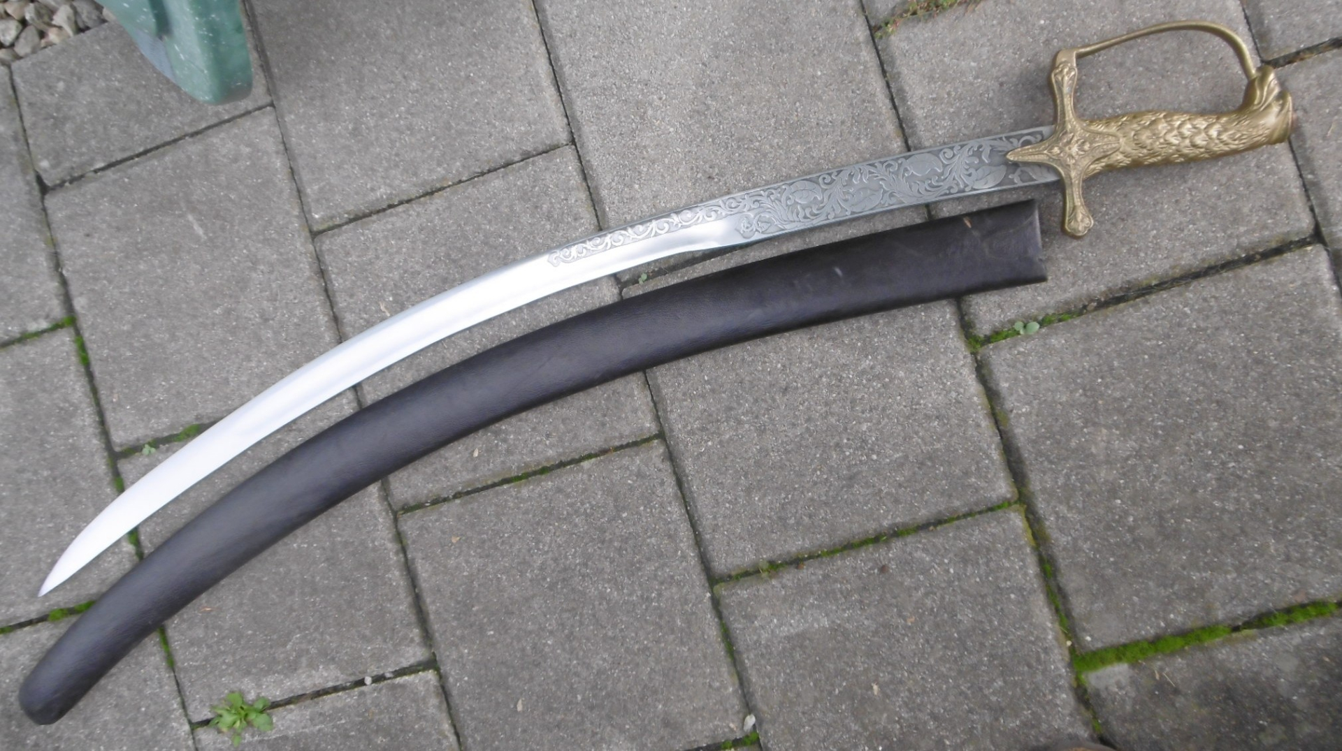alter Säbel mit Adlerkopf und ziselierter >Klinge – Bild 1