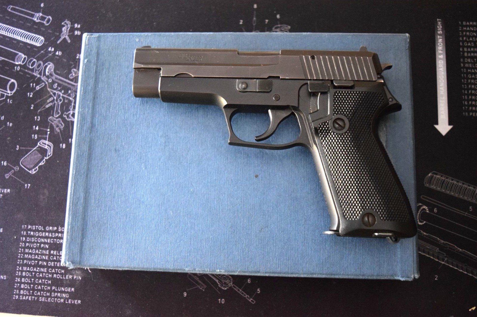 SIG Sauer P 220 9 mm Luger – Bild 1