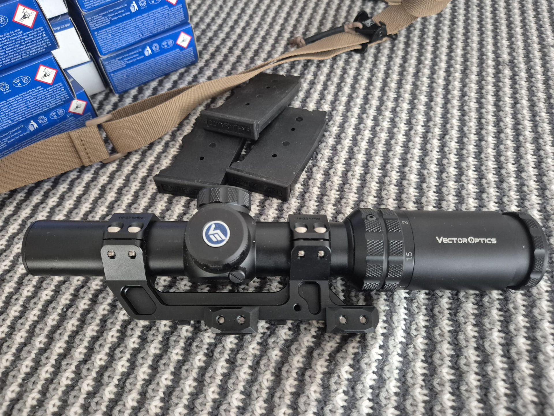 CZ 512 Tactical mit zfr Vector Optics Grizzly 1-4x24 , Bipod ,Hülsenfangsack – Bild 6
