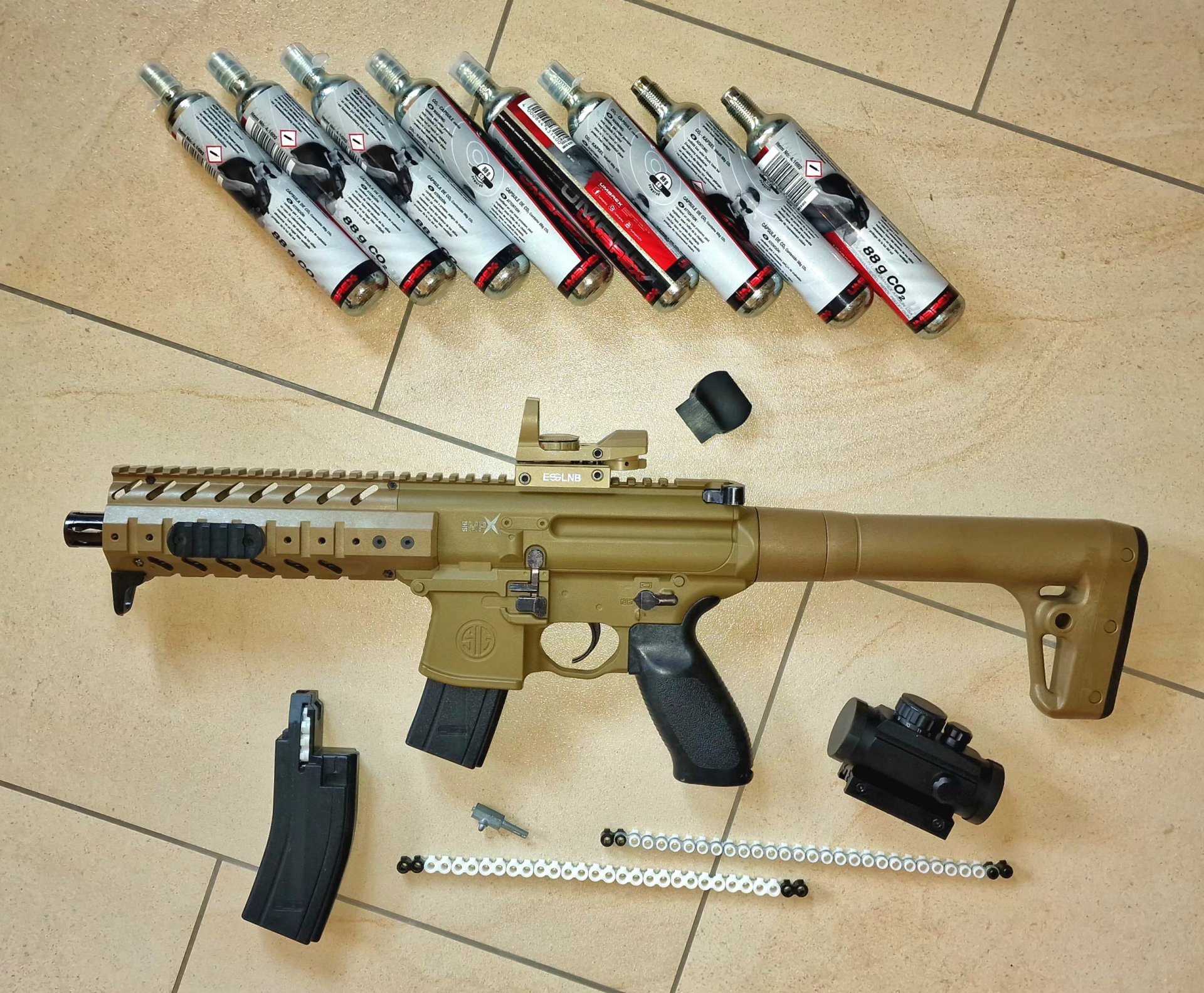 Sig Sauer MPX Dark Earth Luftgewehr inkl. Red Dot 4,5 mm Diabolo – Bild 1