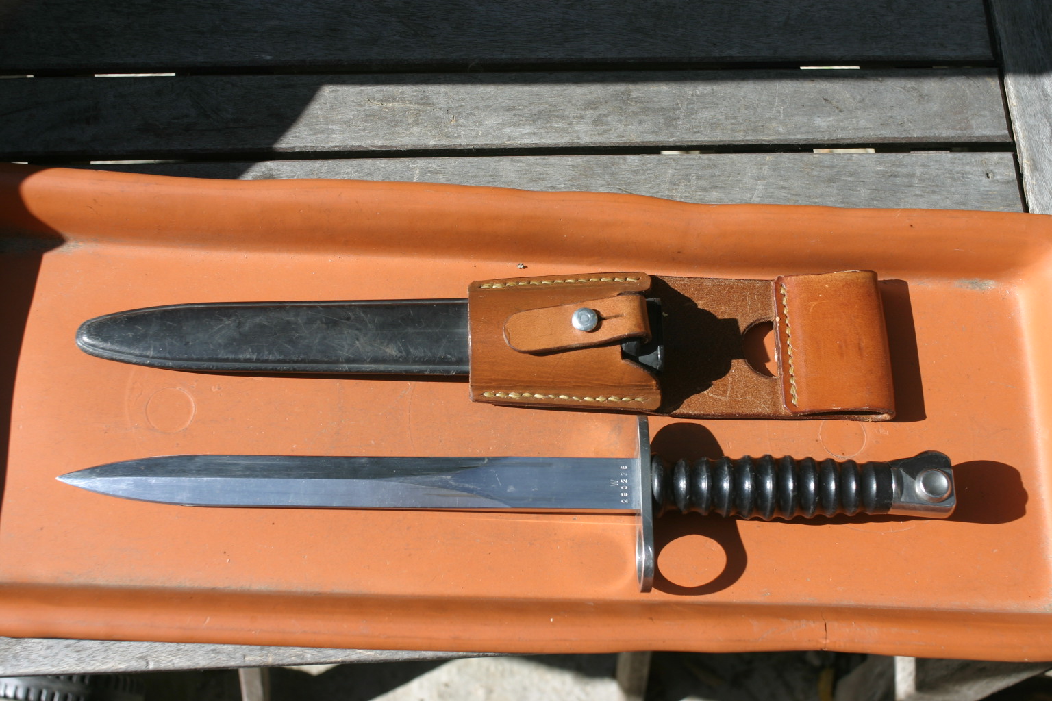 Schweizer Bajonett für M57 mit Lederkoppelschuh – Bild 1