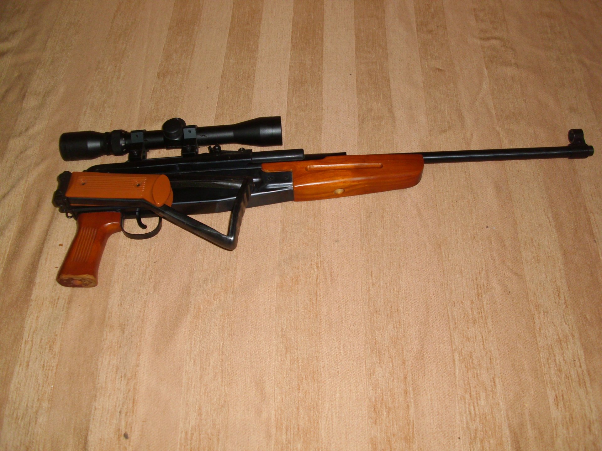 Luftgewehr cal 4,5 mm im Kalaschnikov Stiel mit Zielfernrohr – Bild 1