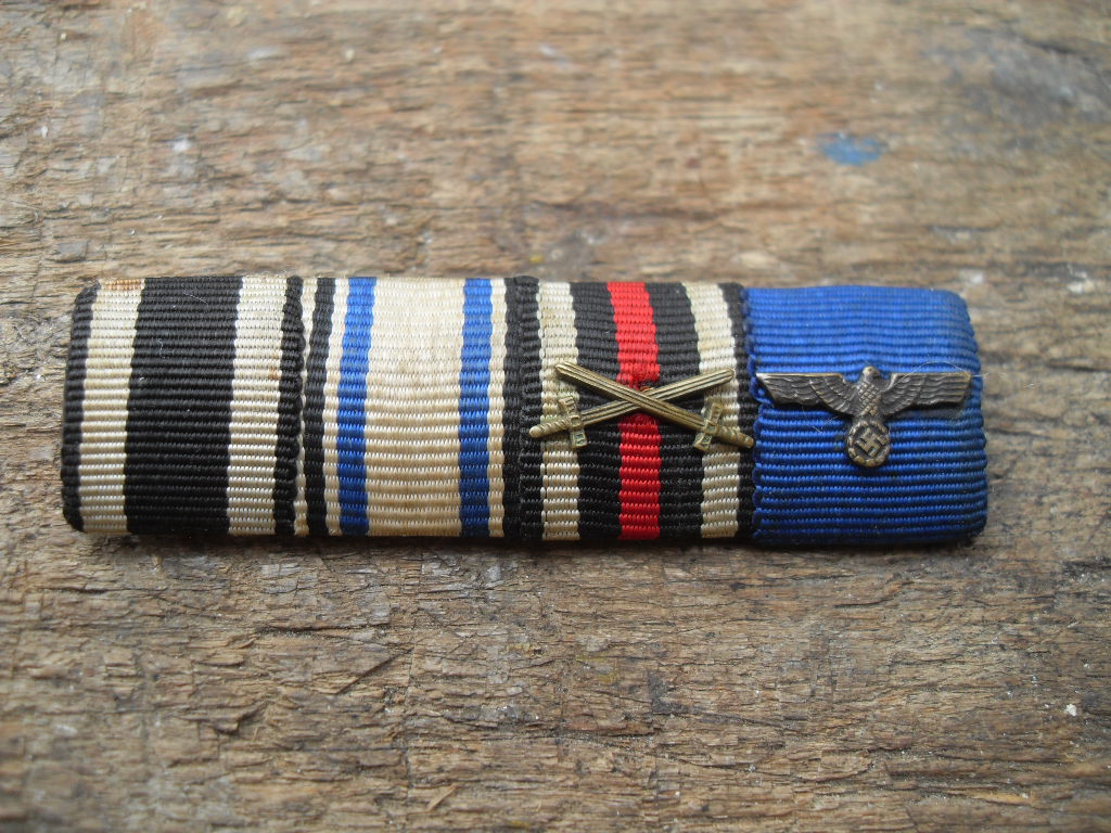 2 Feldspangen Wehrmacht mit Auflagen und Prager Burg – Bild 3