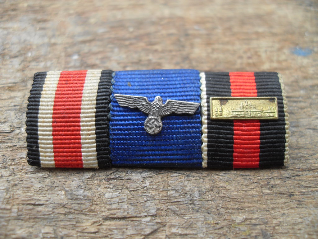 2 Feldspangen Wehrmacht mit Auflagen und Prager Burg – Bild 1