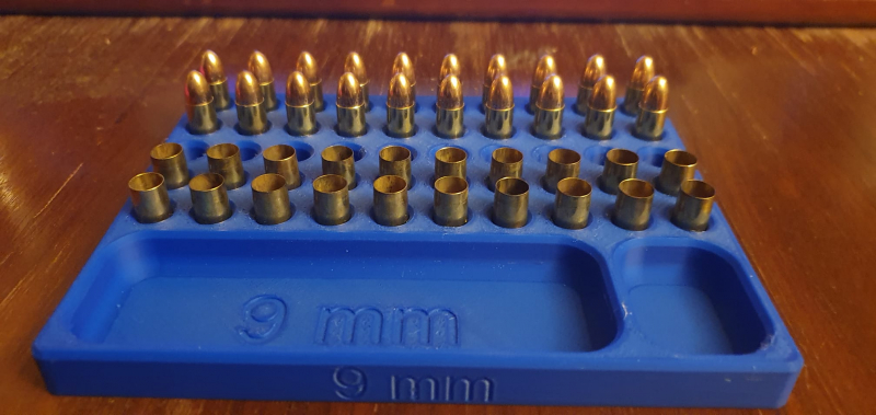 Ladebrett für 9 mm mit Fächer für Geschosse und Zündhütchen – Bild 1