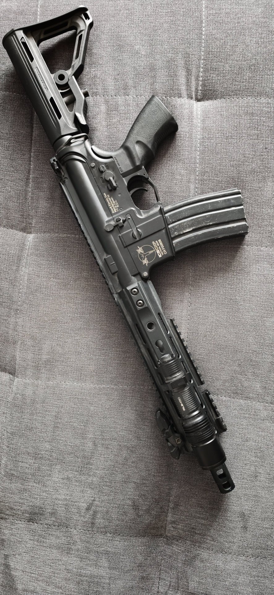 Airsoft S-AEG / ICS – mit Walther LED-Lampe – 1 Magazin – Bild 5