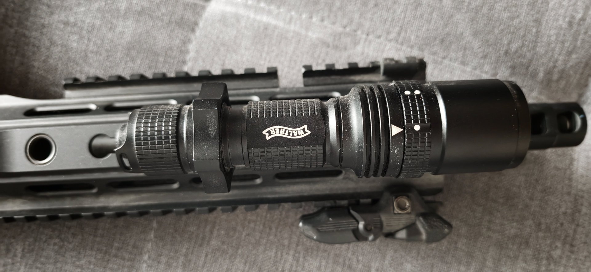 Airsoft S-AEG / ICS – mit Walther LED-Lampe – 1 Magazin – Bild 2