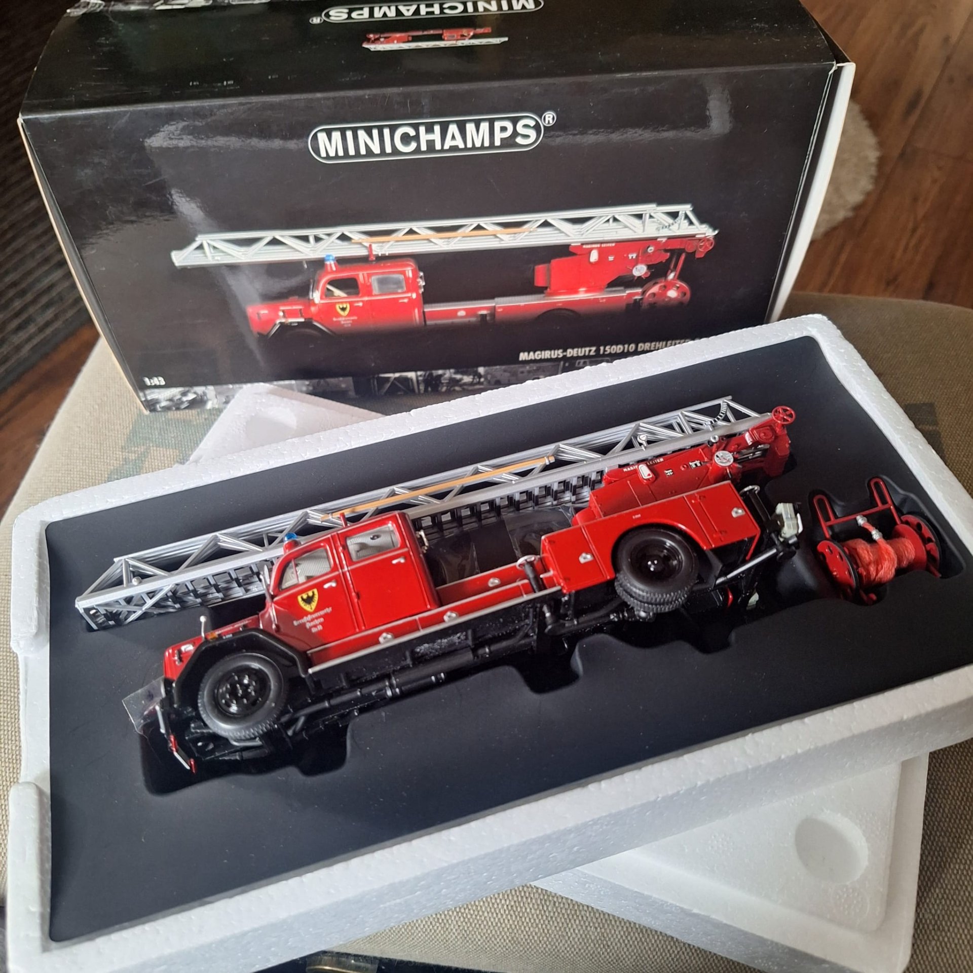 Feuerwehr mit Drehleiter... Magirus Deutz 150 D10 Mod.1959, 1:43 – Bild 1