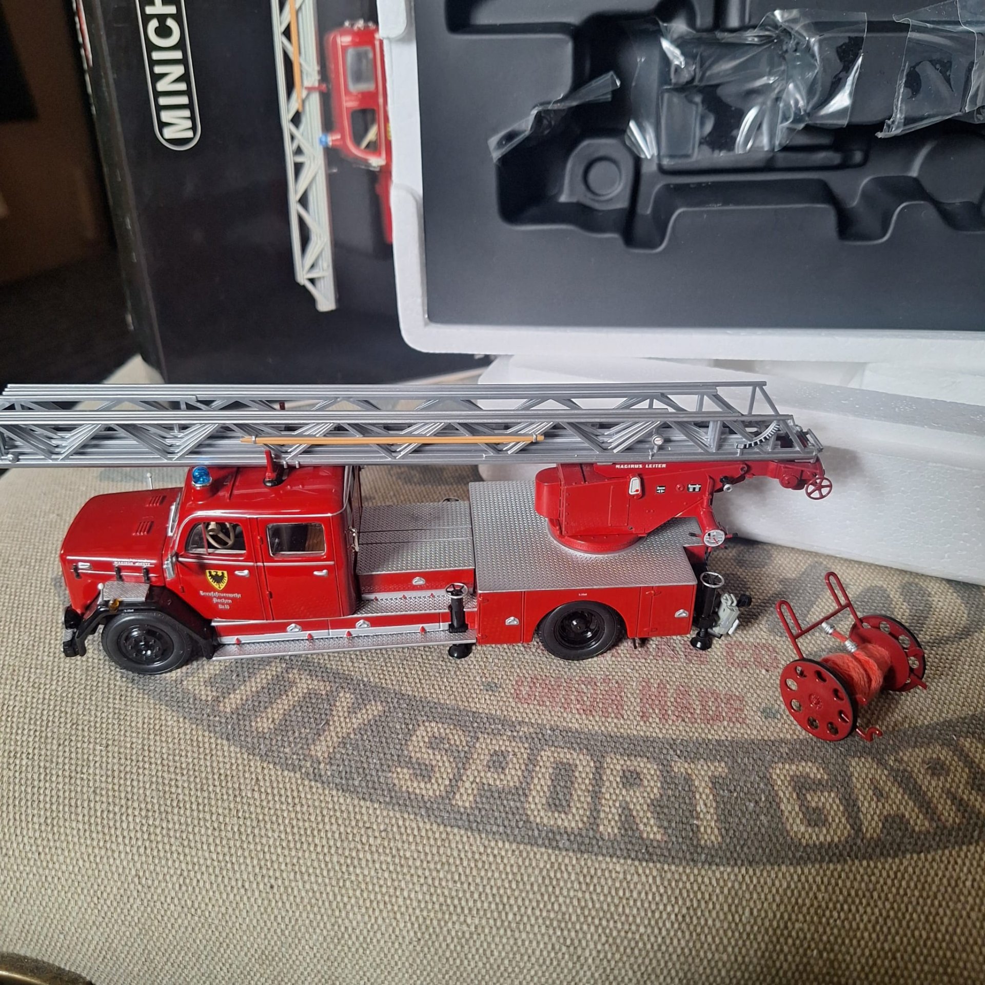 Feuerwehr mit Drehleiter... Magirus Deutz 150 D10 Mod.1959, 1:43 – Bild 3