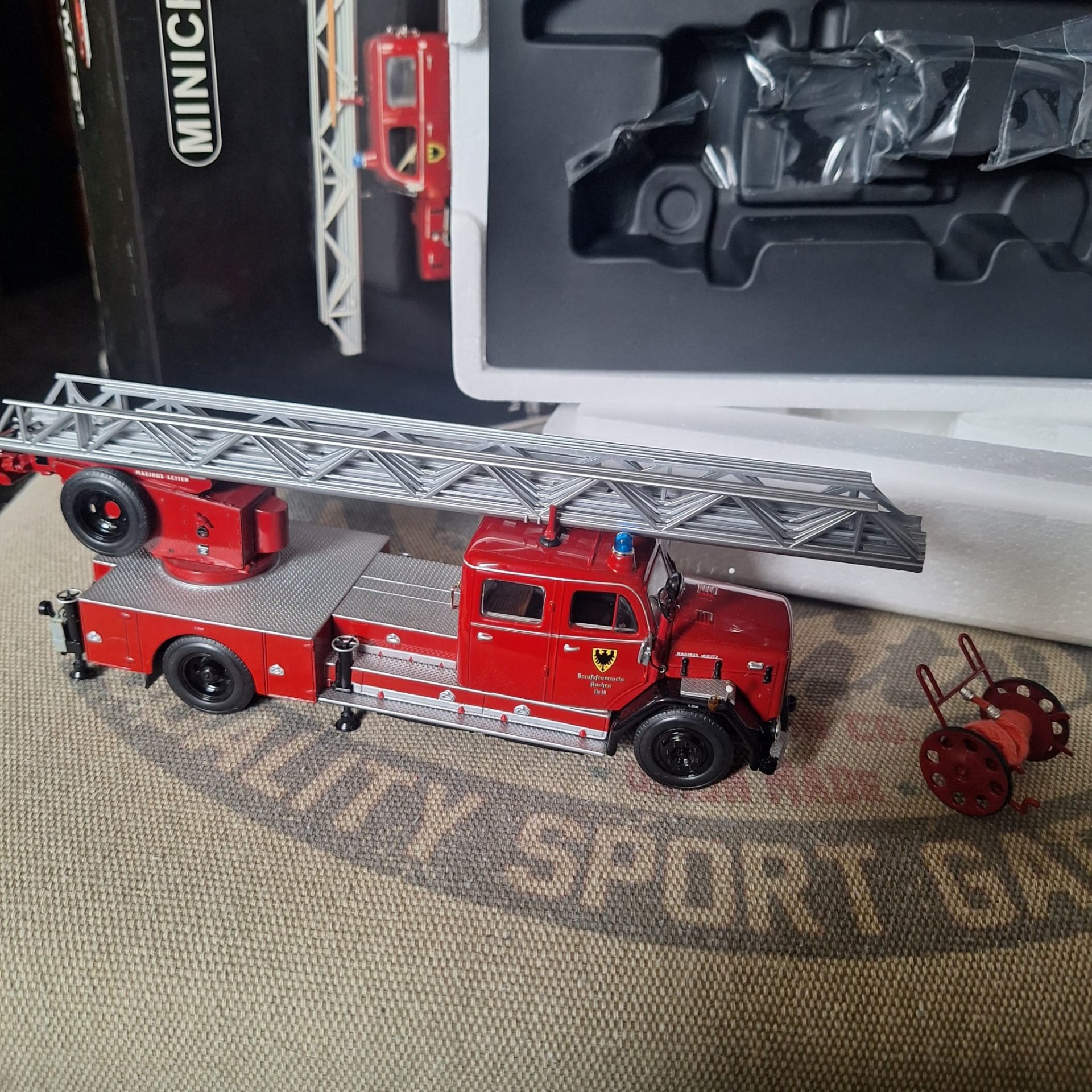 Feuerwehr mit Drehleiter... Magirus Deutz 150 D10 Mod.1959, 1:43 – Bild 2
