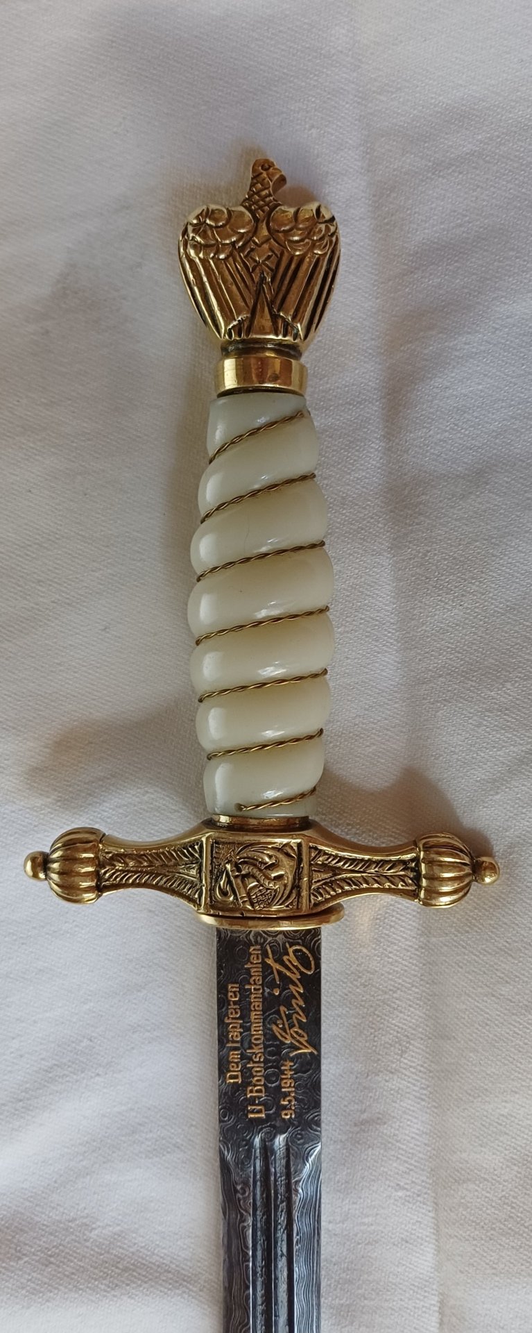 Prunk-Marinedolch mit geschmiedeter Damast-Klinge, Eickhorn-Logo & Dönitz-Widmung – Bild 2