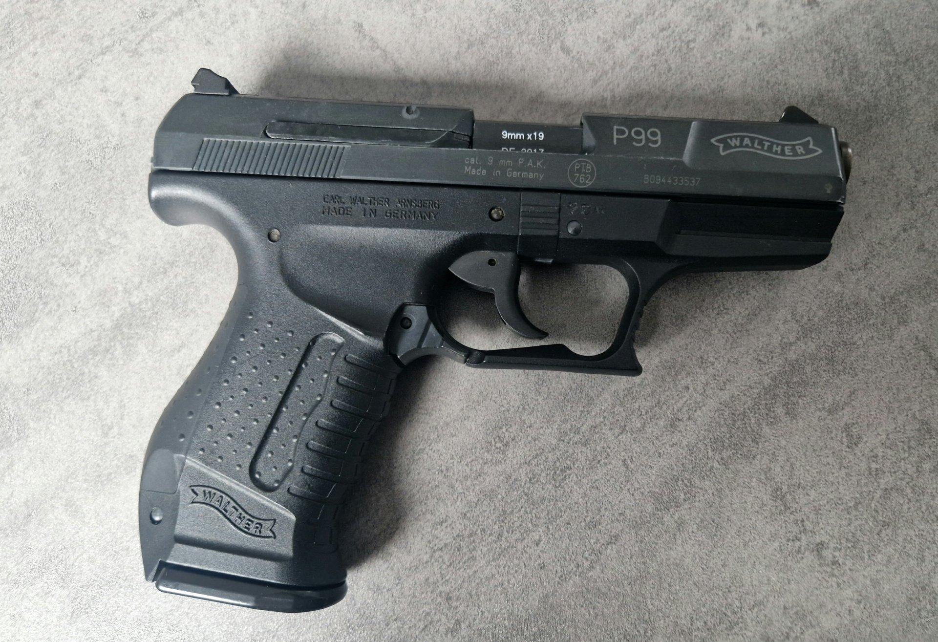 Walther P99 Unikat (9mm P.A.K.) – Komplettset mit 2 Holstern, Deko-Extra & Zubehör – Bild 4
