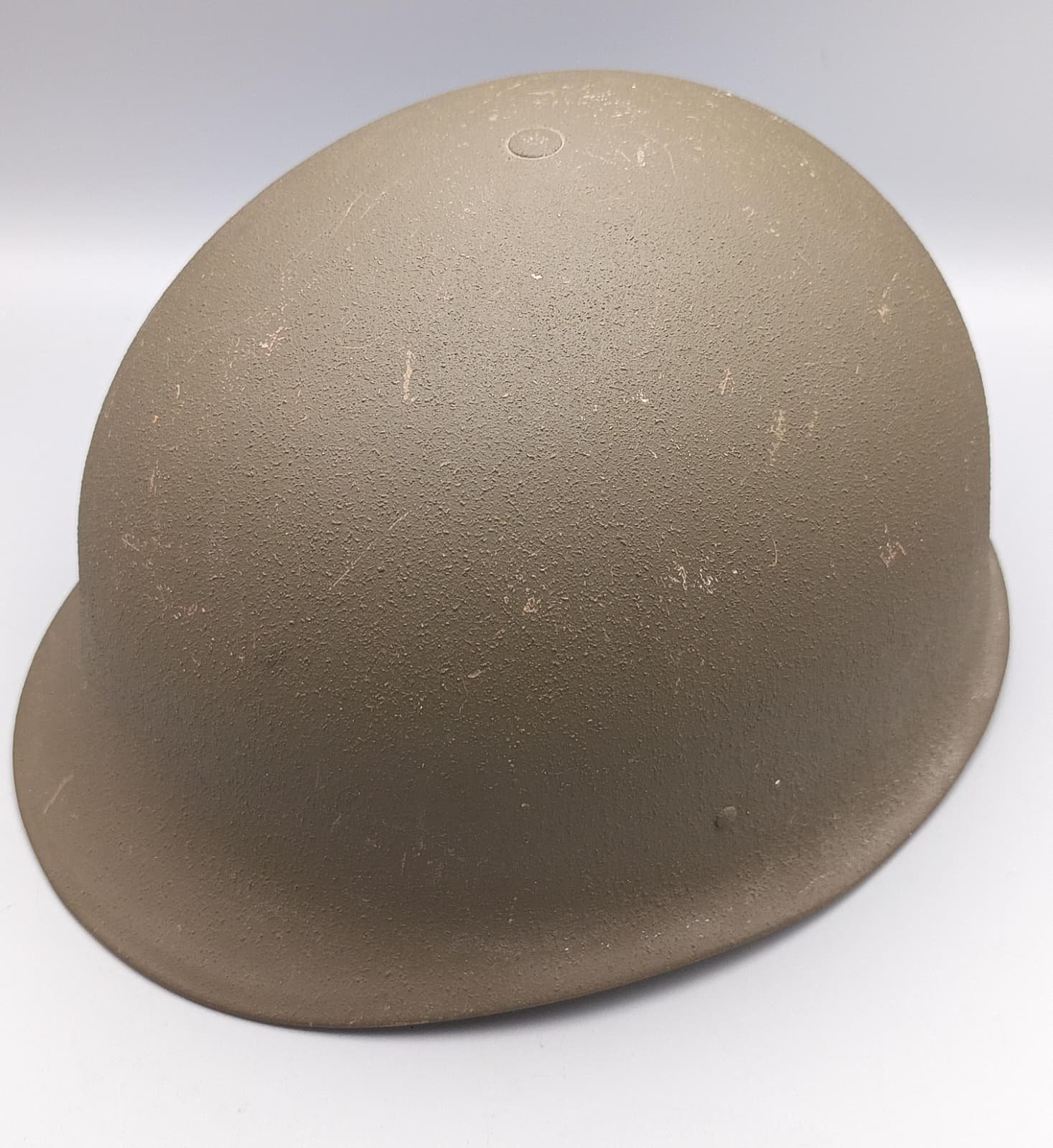 Alter Stahlhelm oliv mit Innenfutter und Kinnriemen – Bild 2