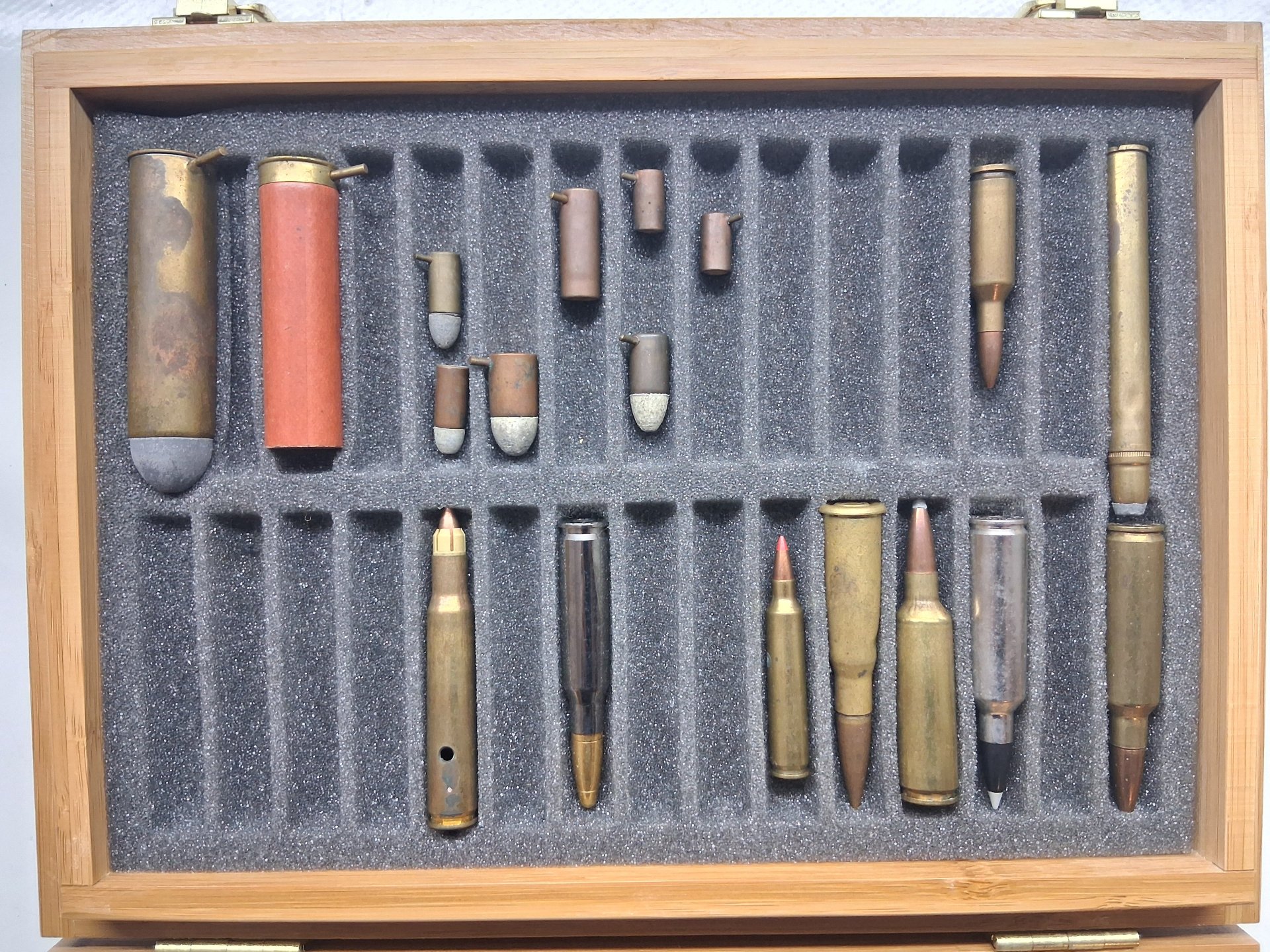 Sammler-Holzkiste mit 2 Einlegefächern inkl. Sammlermunition (teils deaktiviert) – Bild 2