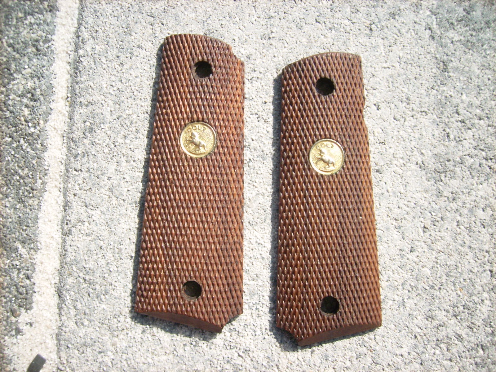 Org. Griffschalen aus Holz für Colt 1911 und Baugleiche – Bild 1