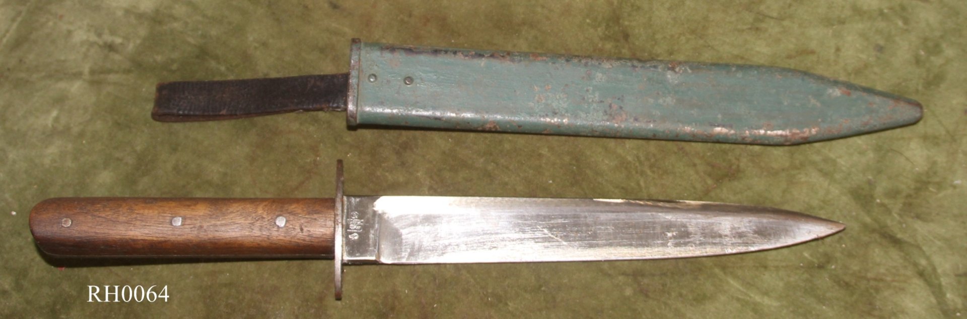 Frühes tschechoslowakisches Kampfmesser, ehemals österreichischer Grabendolch – Bild 1
