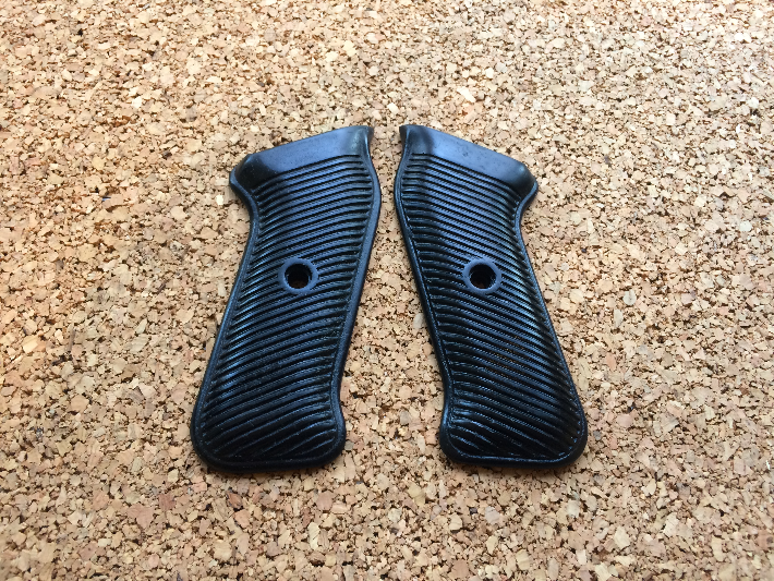 MP40 Griffschalen Paar – Bild 1