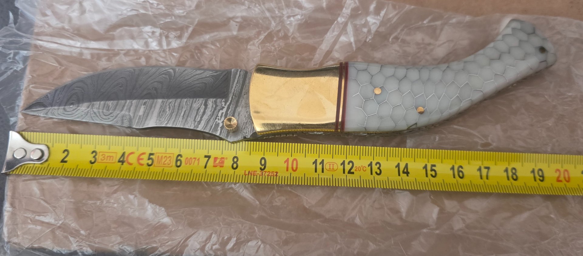 Konvolut 67 handgefertigte Damast-Klappmesser mit Lederetui - neuwertig – Bild 2