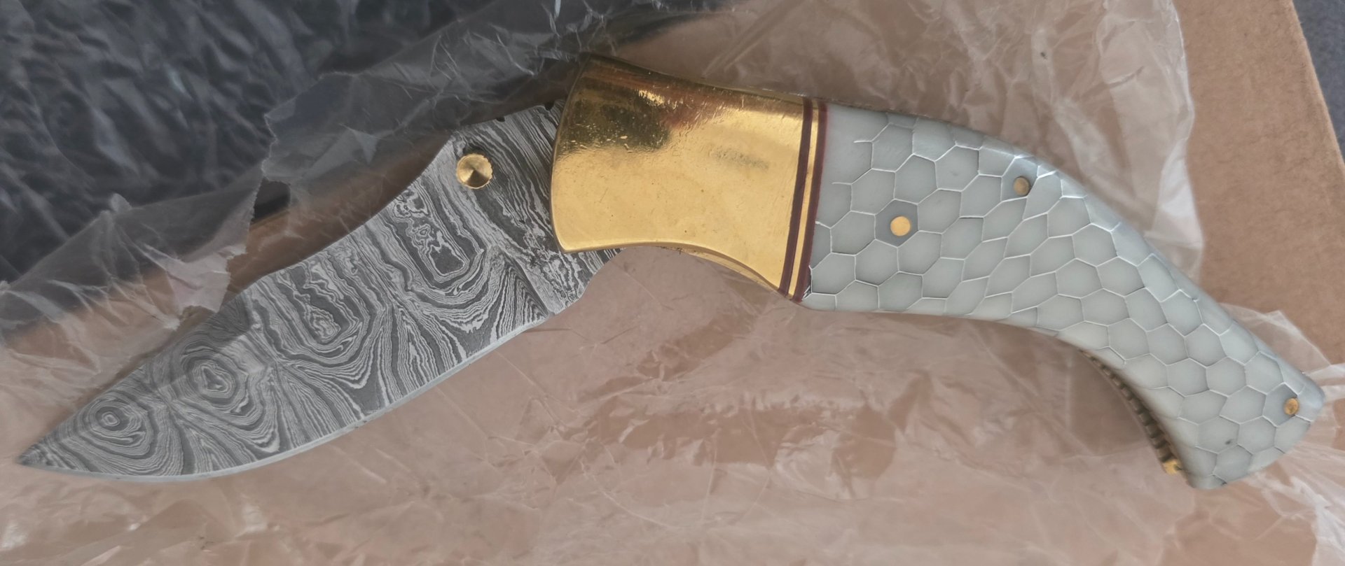 Konvolut 67 handgefertigte Damast-Klappmesser mit Lederetui - neuwertig – Bild 6