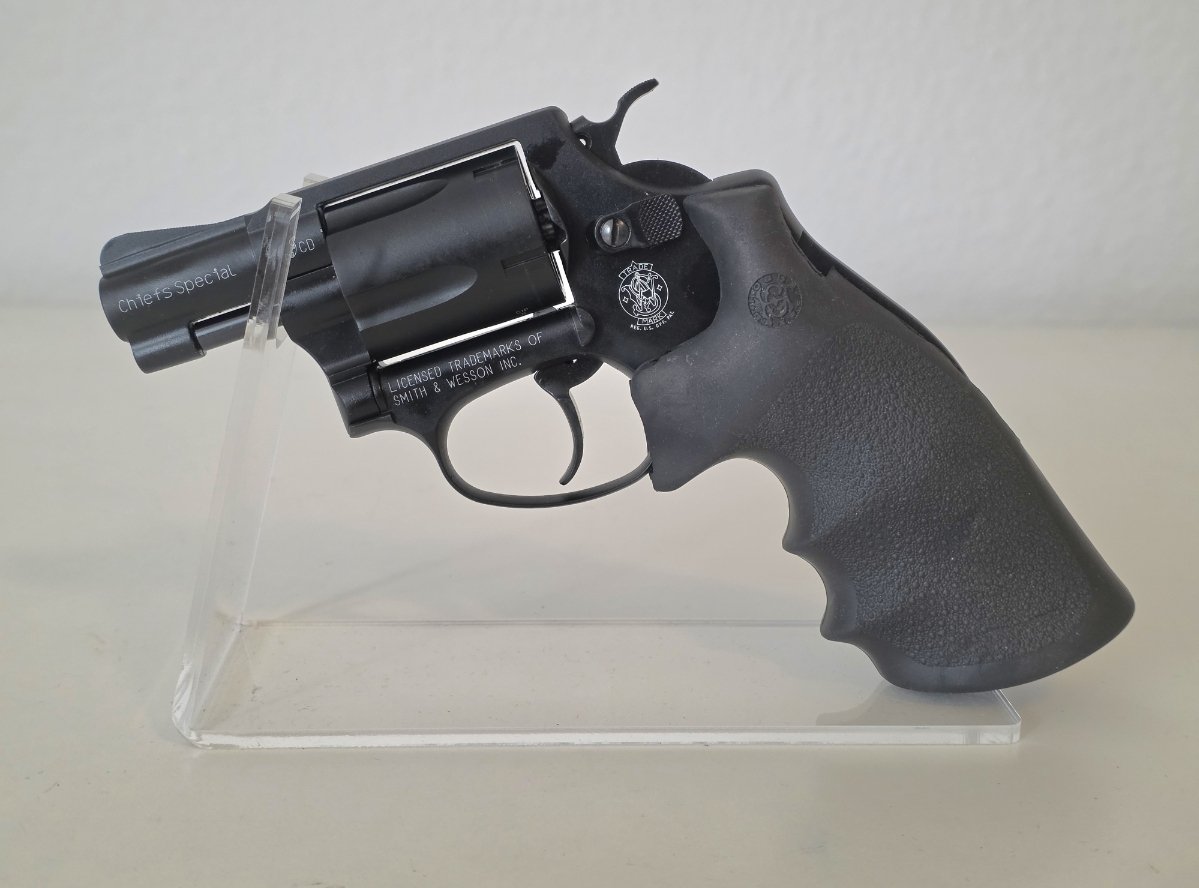 NEUER SMITH & WESSON CHIEFS SPECIAL MIT HOGUE GRIFF UND LEDERHOLSTER – Bild 1