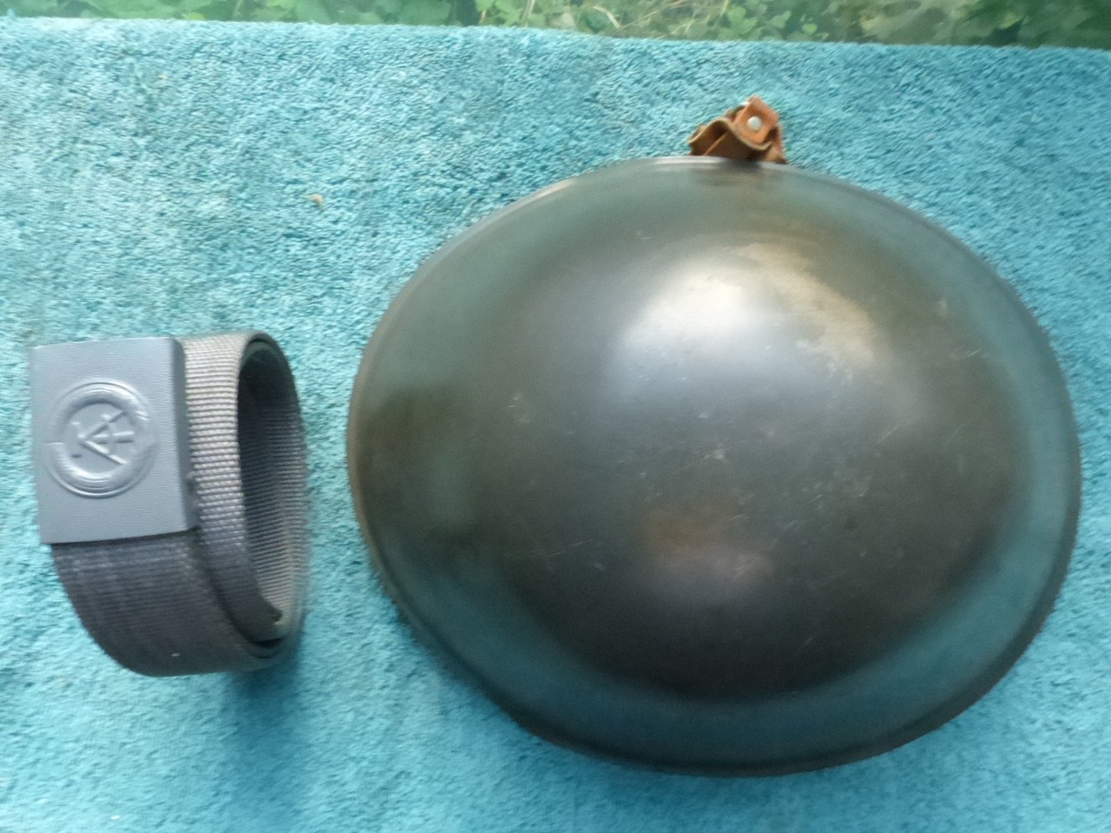 Helm und Koppel der NVA – Bild 3