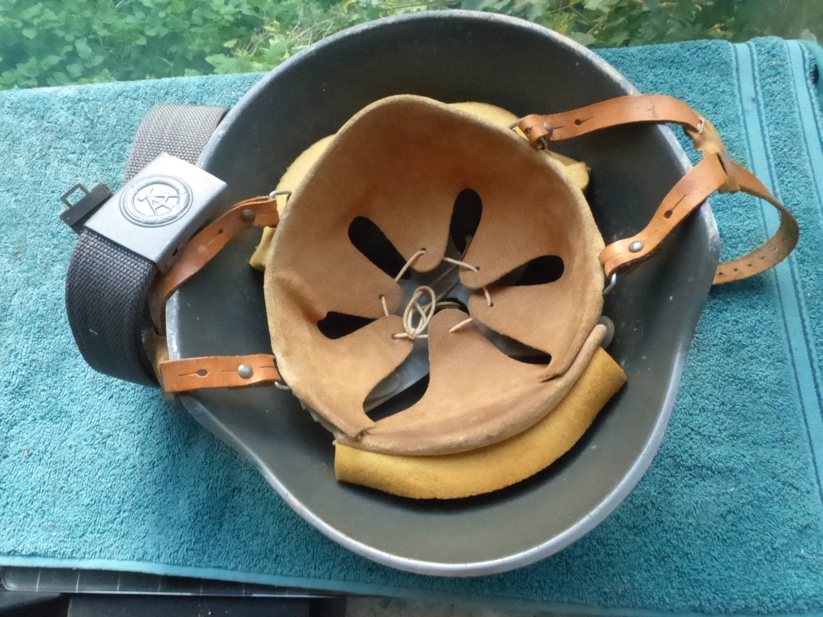 Helm und Koppel der NVA – Bild 2