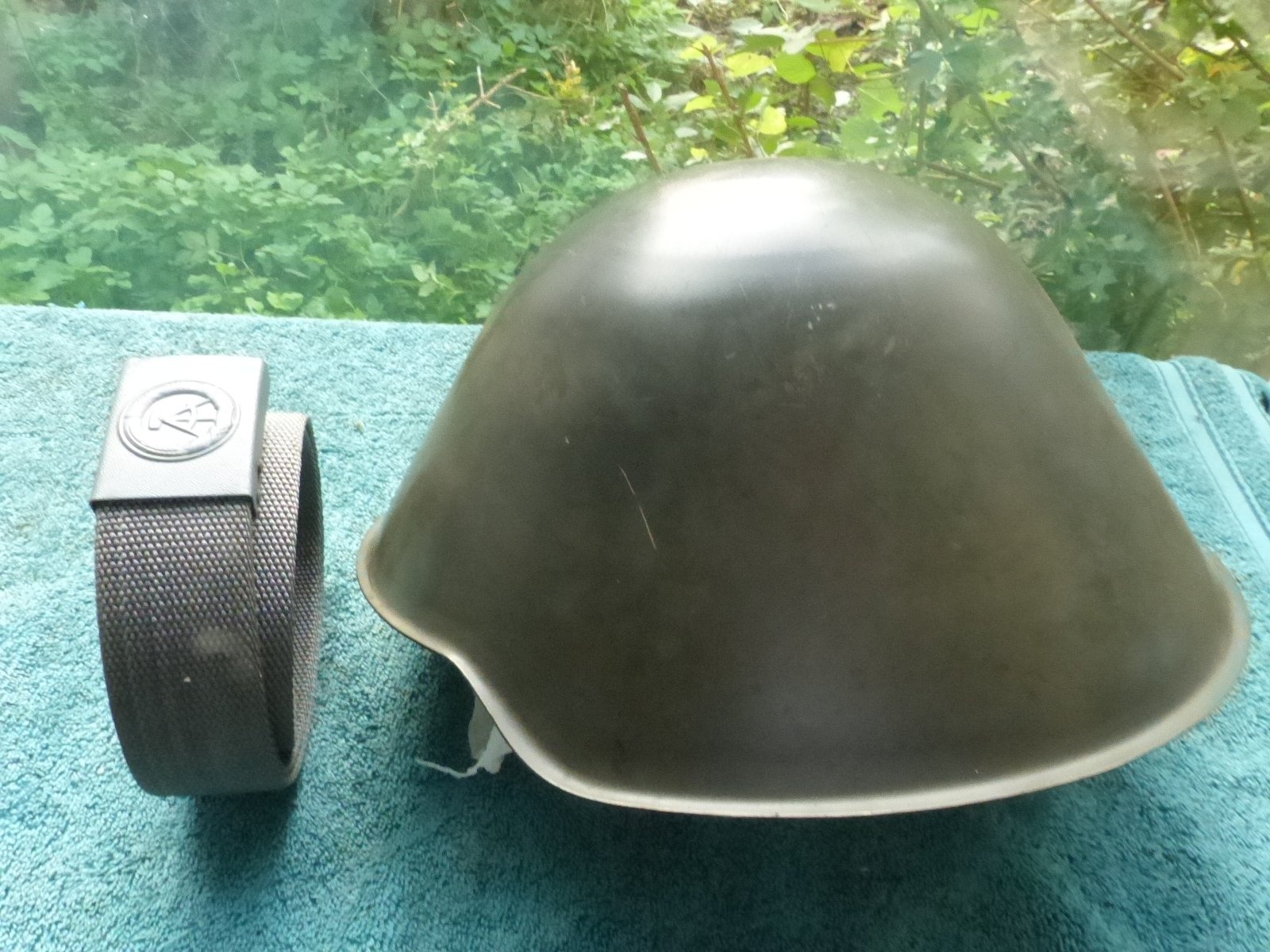 Helm und Koppel der NVA – Bild 4