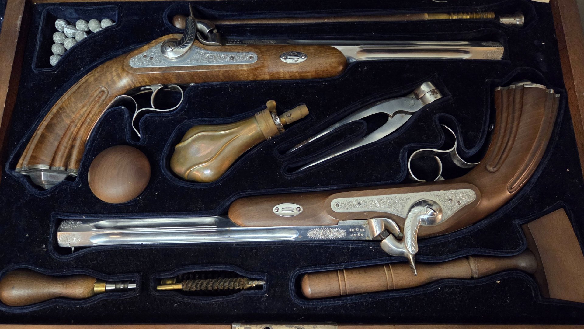 Duellpistolen-Kasten im Set – Kaliber .44 Perkussion (Spanien, Bj. 1981) inkl. reichhaltigem Zubehör – Bild 1