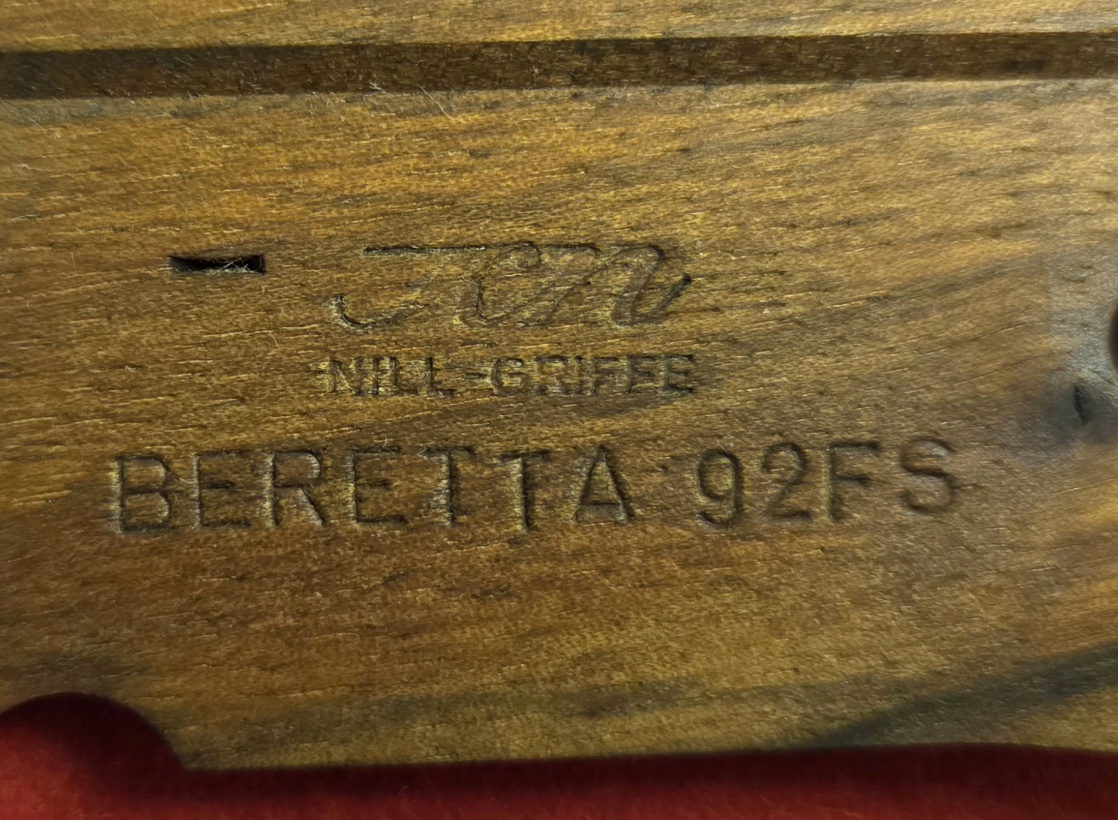 Schöne Nill Griffschalen Nussbaum, für Pistole Beretta 92 FS . Top Zustand – Bild 3