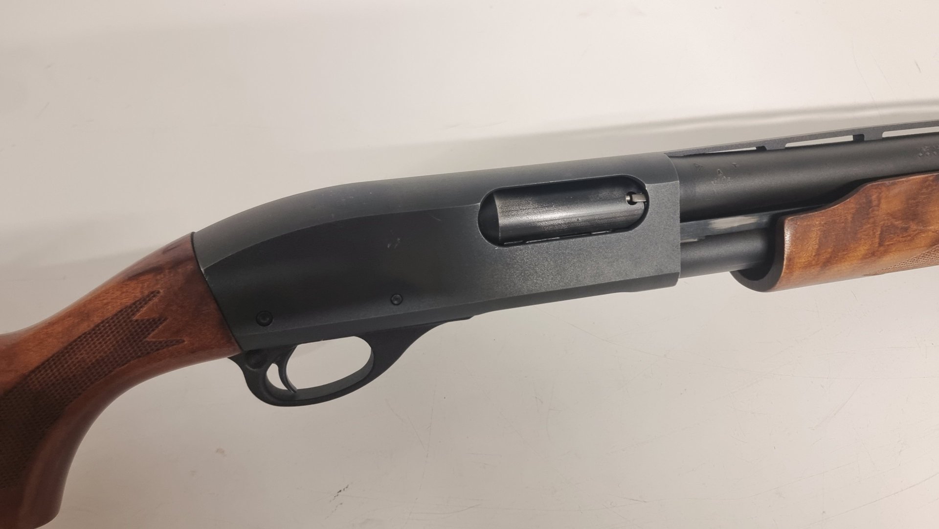 Remington 870 Express Magnum in 12/76 , Vorderschaftrepetierflinte – Bild 2