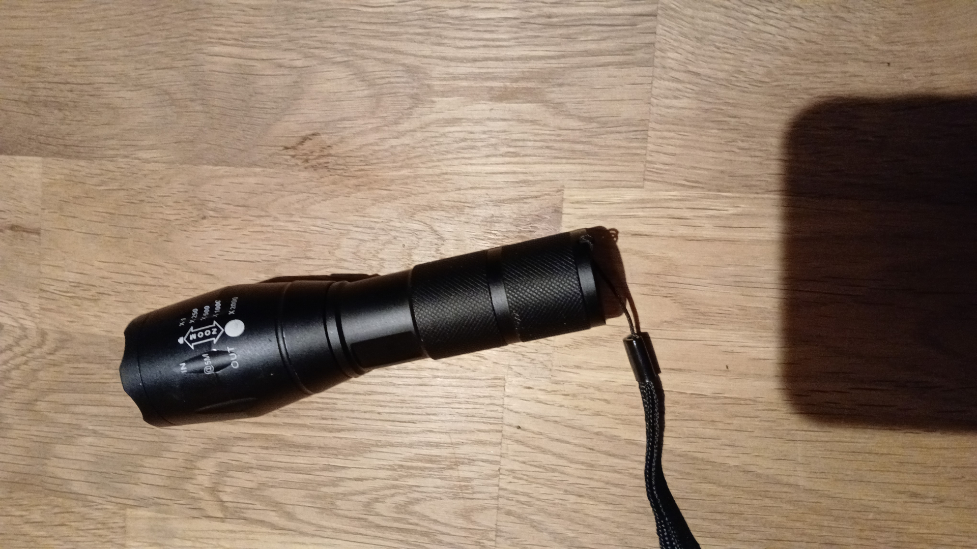 Taschenlampe mit rot,grün,weiss Licht – Bild 1