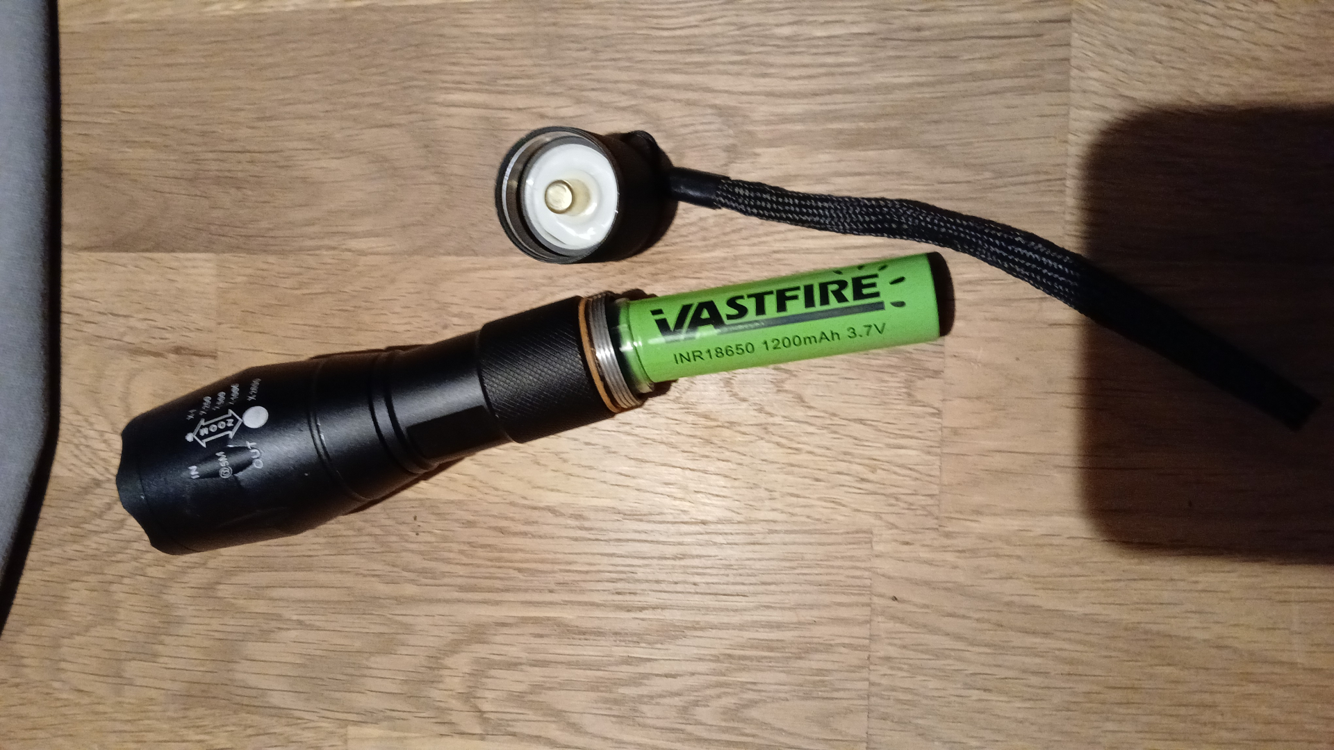 Taschenlampe mit rot,grün,weiss Licht – Bild 2