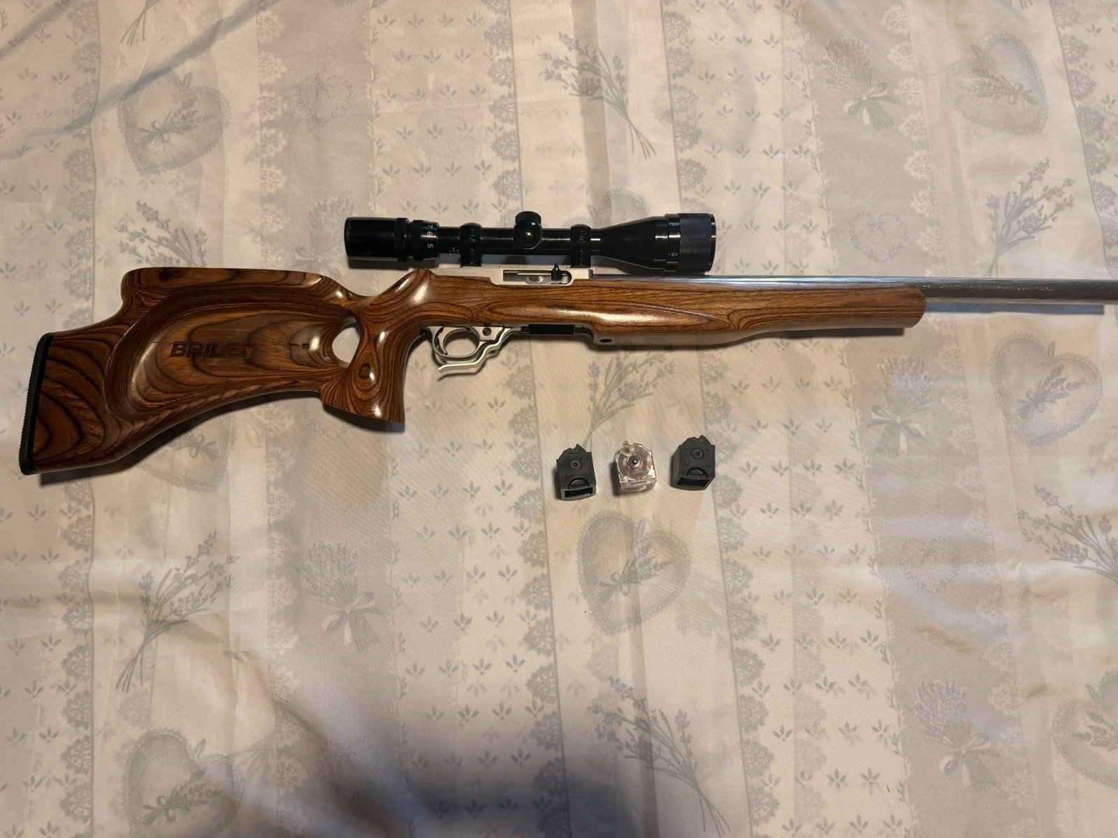 Ruger 10/22 Target mit Bushnell-Zielfernrohr, Briley Schaft und drei Magazinen – Bild 2