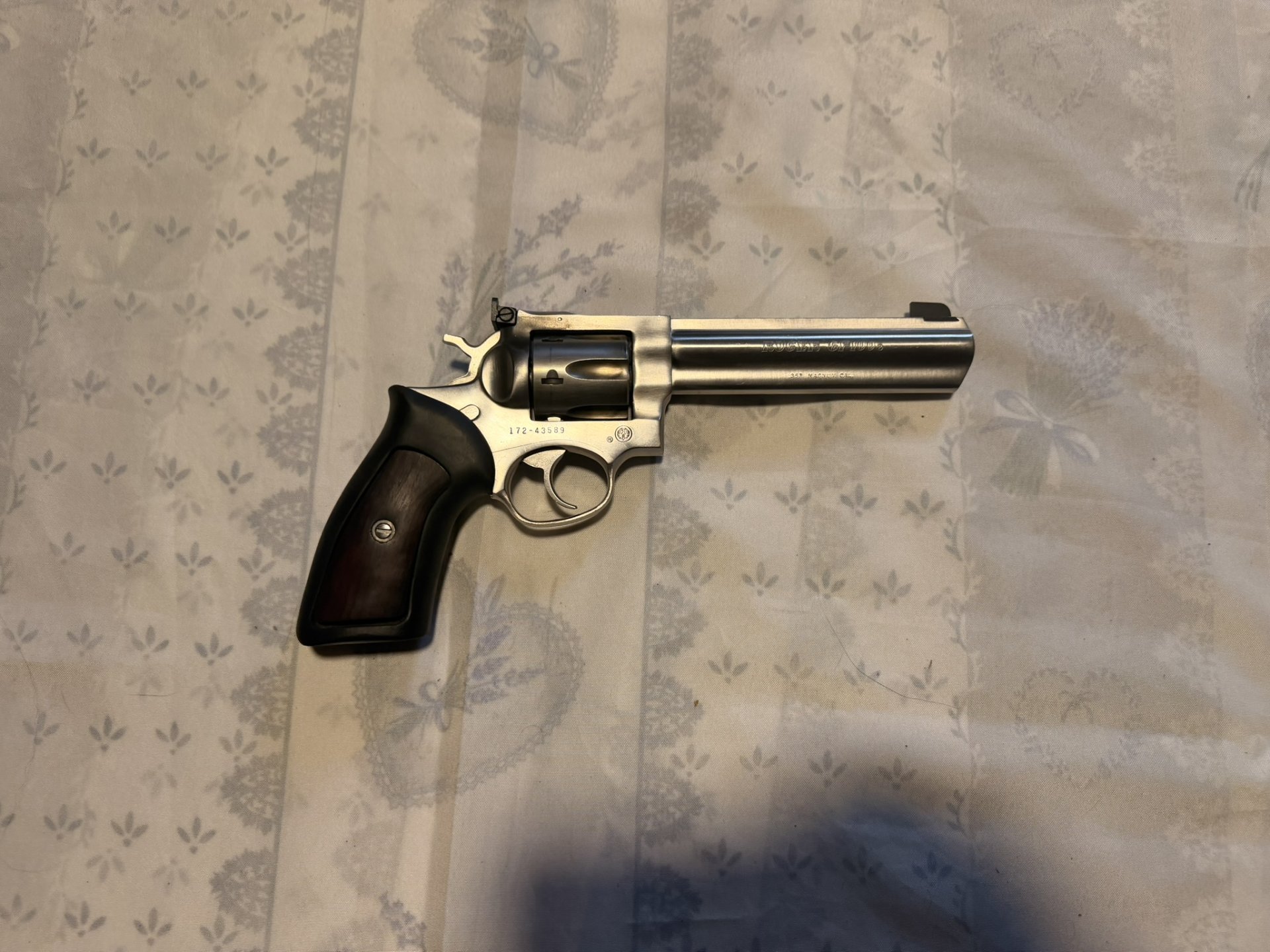 Ruger GP100, 6 Zoll, Kaliber .357 Magnum, mit =>1.000-g-Matchabzug und LPA Visierung im Koffer – Bild 2