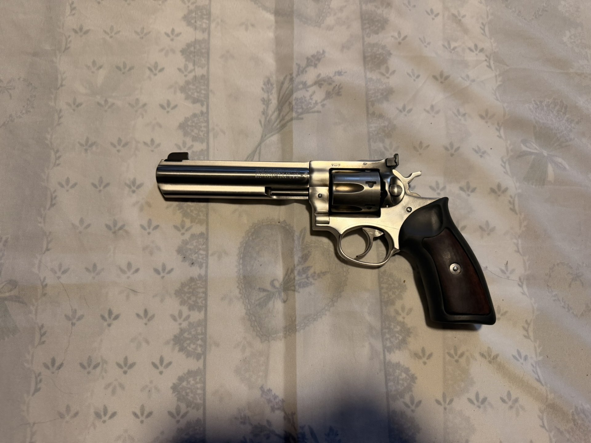 Ruger GP100, 6 Zoll, Kaliber .357 Magnum, mit =>1.000-g-Matchabzug und LPA Visierung im Koffer – Bild 1