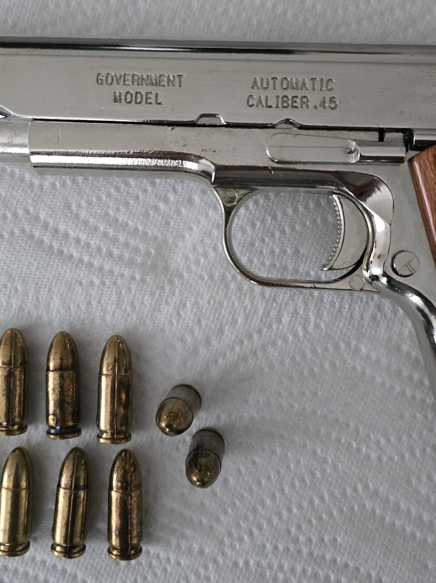 Colt 1911 Deko Pistole M1911A1 .45 - Zerlegbare Version vernickelt - Echtholz – Bild 2