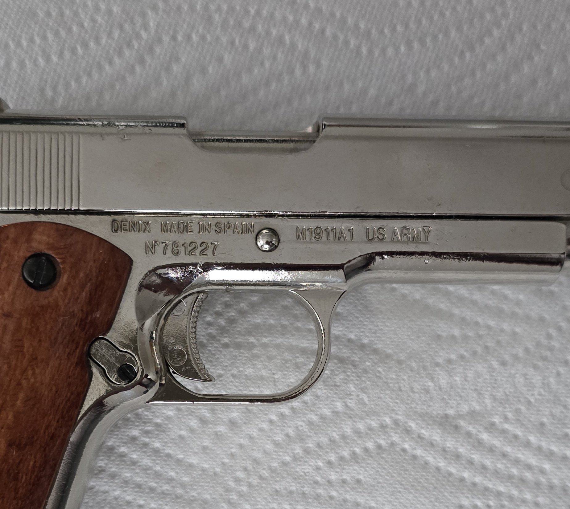 Colt 1911 Deko Pistole M1911A1 .45 - Zerlegbare Version vernickelt - Echtholz – Bild 4