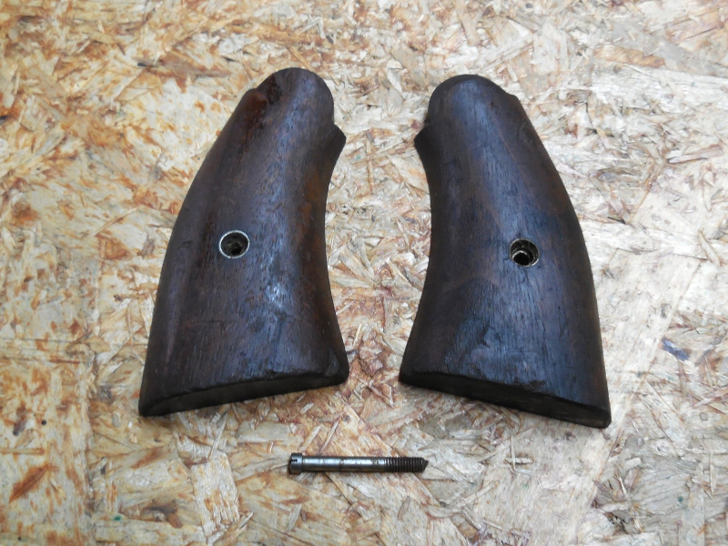 S&W Victory Revolver Griffschalen original WK2 aus Holz mit originaler Schraube – Bild 1