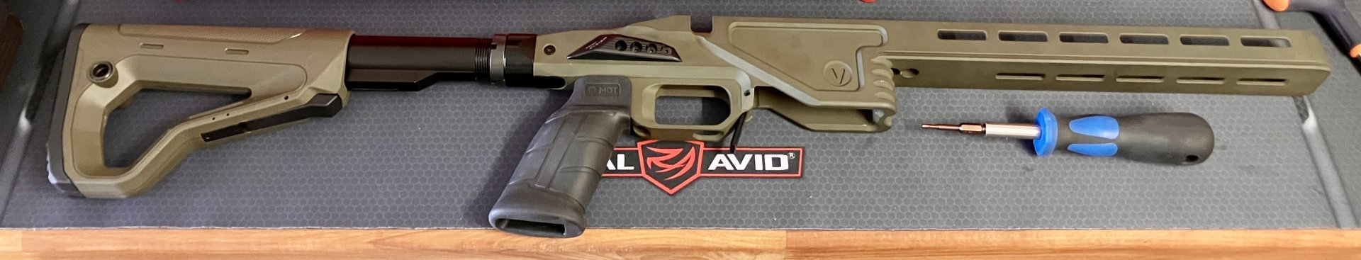 Vision Hybrid Chassis SA RH Olivgrün Tikka T3 / T3x, AICS Mag, MDT Griff, Thumb Rest, Hera Buttstock – Bild 1