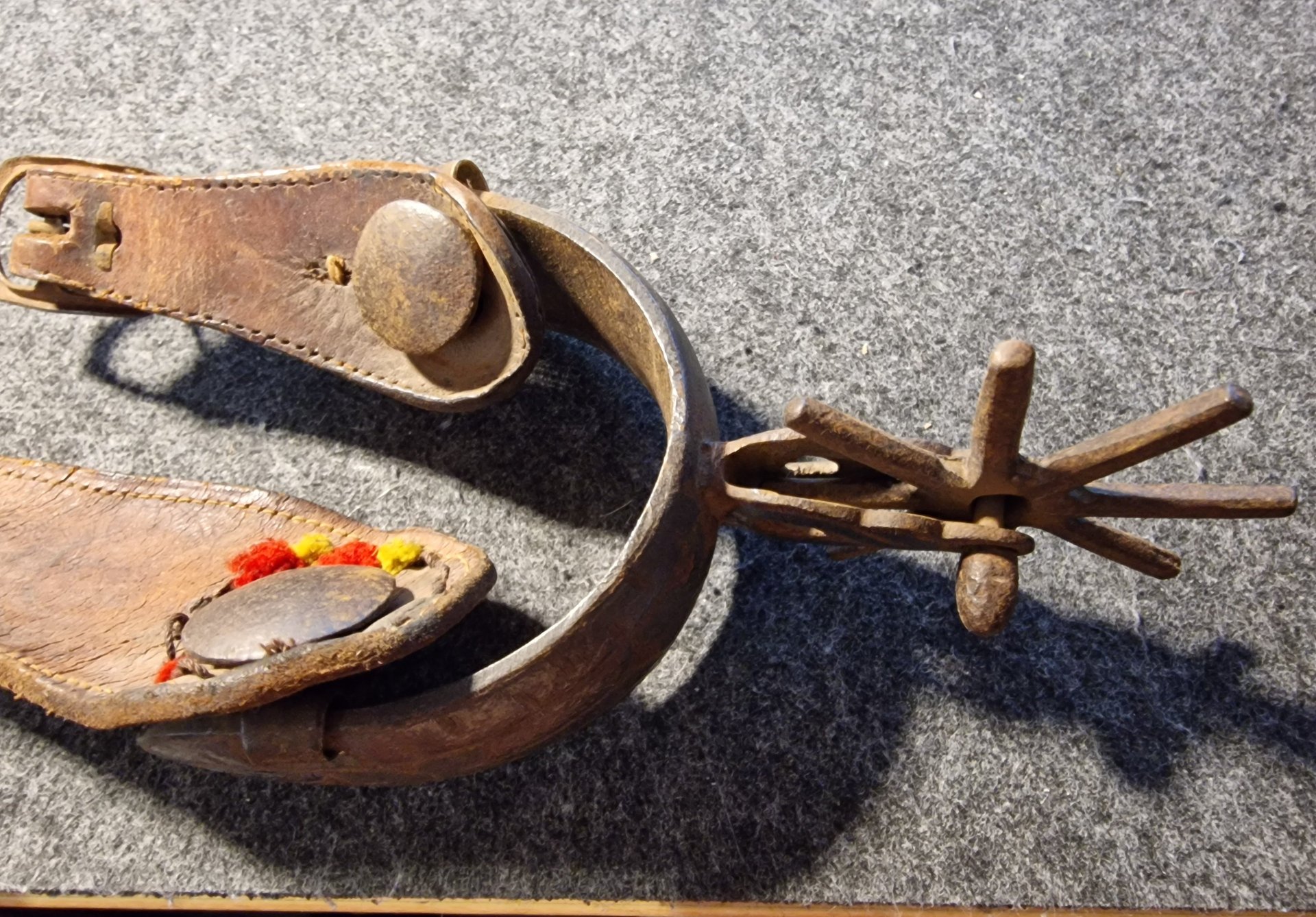 Alte Original Sporen mit zusätzlichen Sporenriemen – Bild 2