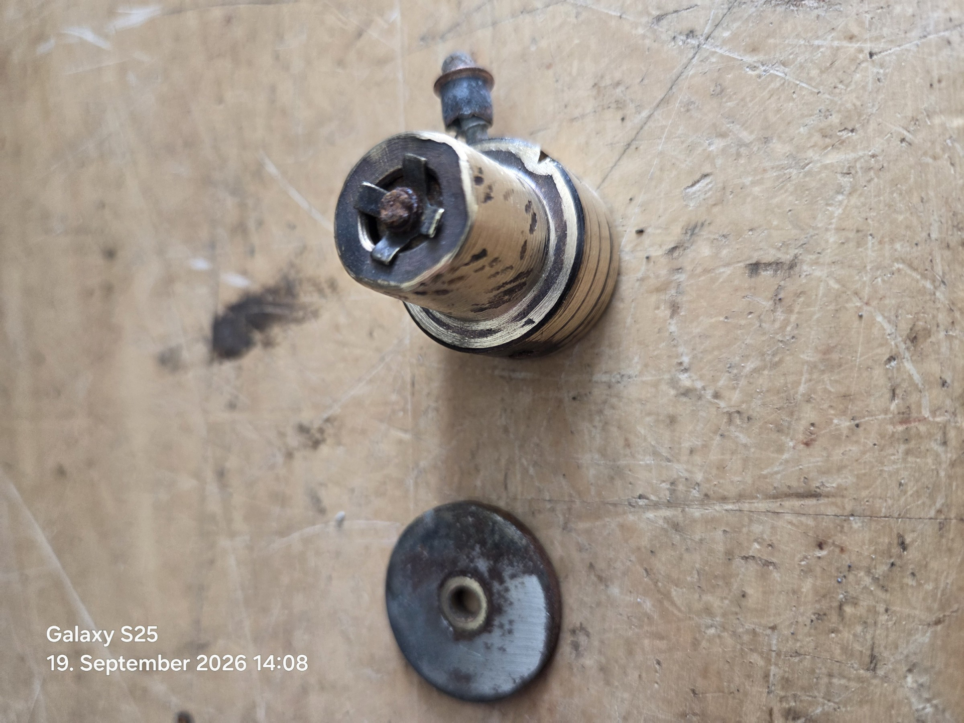 Englische Stabbrandbombe mit Zünder (Bombe Bodenfund Granate) – Bild 4