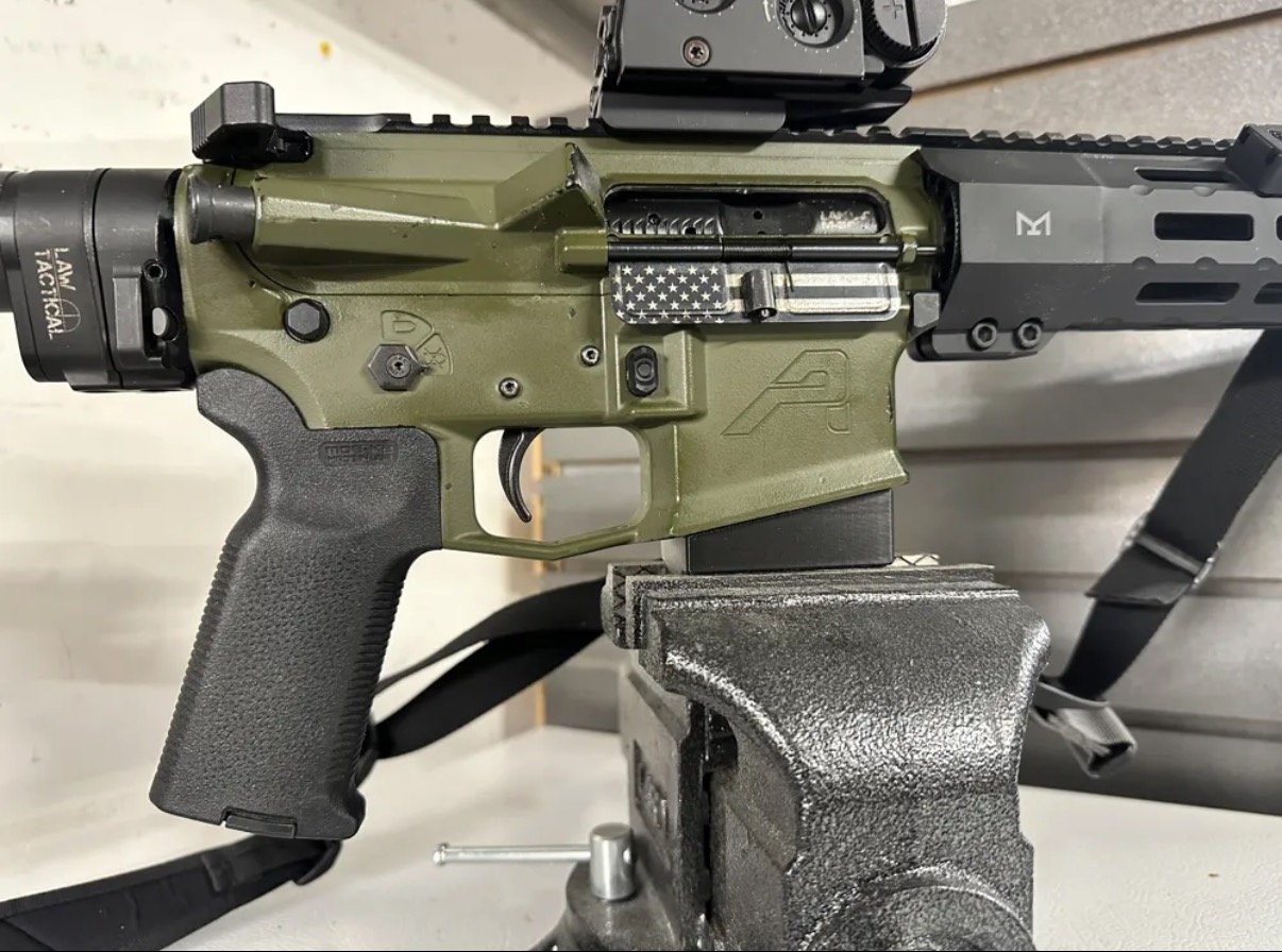 AR-15 Schraubstockblock für Magazinschacht – Bild 2