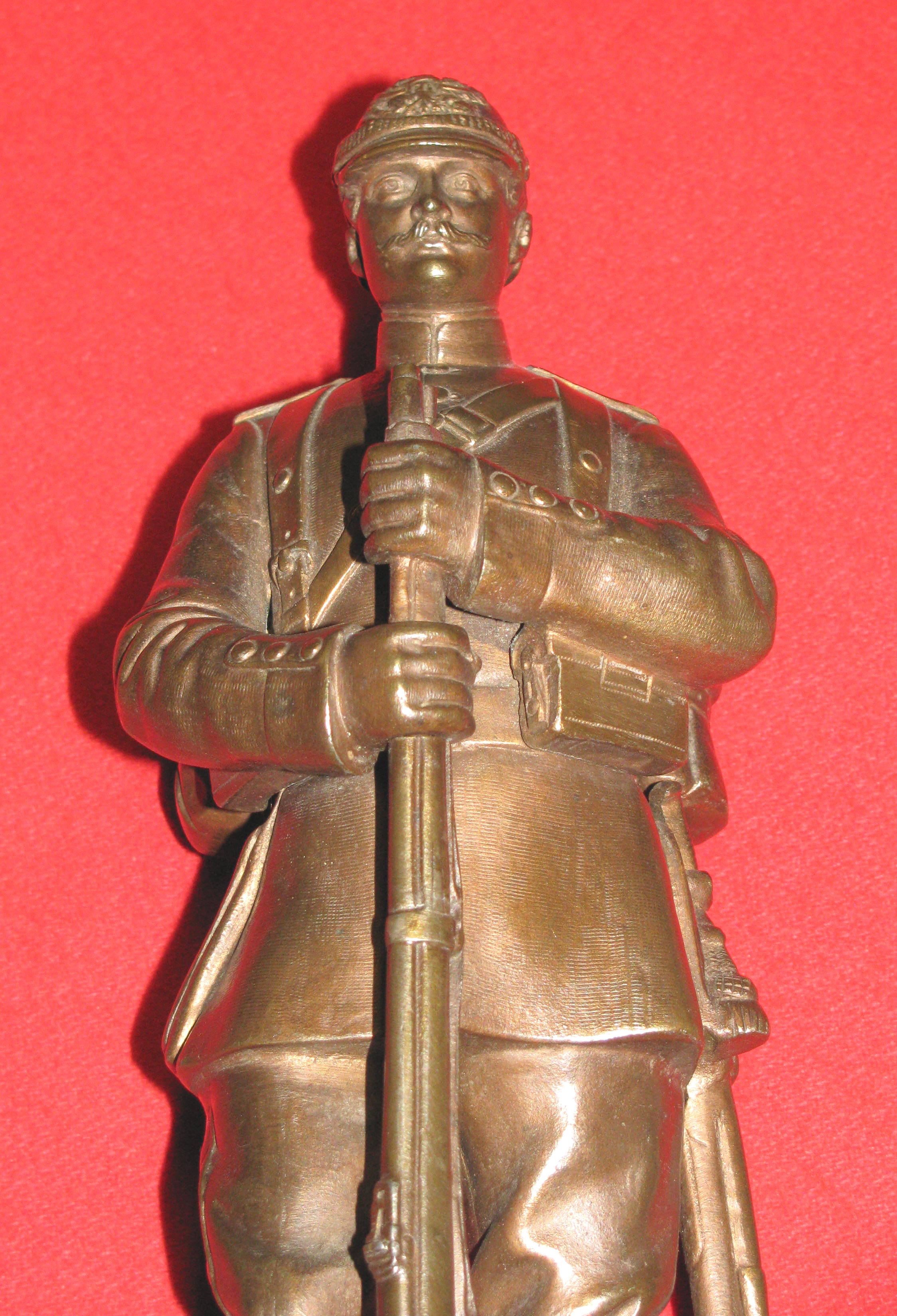 Patriotische Bronze, Preußischer Soldat mit Gewehr, ca. 26cm Gießereimarke „R. Bellair & Co., Berlin – Bild 2