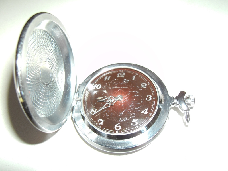Sowjetische/russische Taschenuhr mit Sprungdeckel auf dessen Gehäuseaußenseite die klassischen Symbo – Bild 1