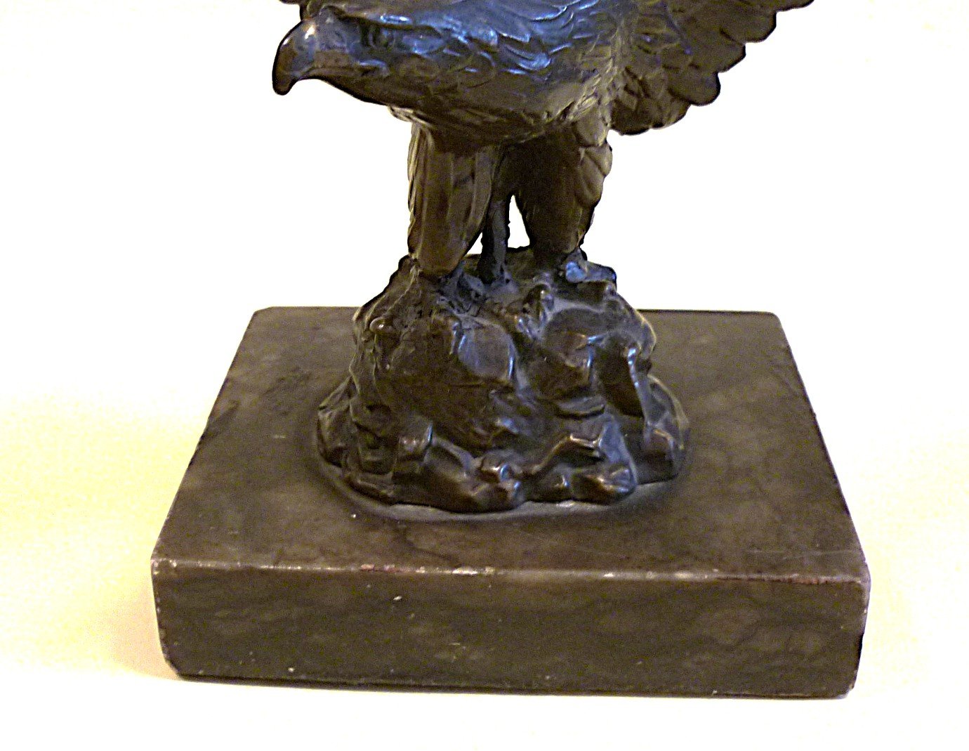 Alte Adlerfigur auf Sockel – Bild 6